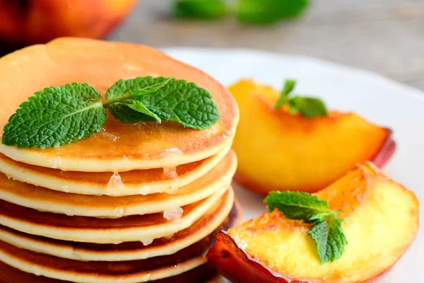 Ev yapımı kek şurubu ve bir plaka üzerinde ızgara meyve. Çocuklar için kahvaltı krep fikir. Portre