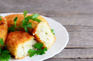 Yumurta beyaz bir tabağa doldurma ile vejetaryen köftesi. Karışık haşlanmış sebzelerle yapılmış kızarmış köftesi. Kolay ev yapımı vejetaryen yemek tarifi. Rustik tarzı. Portre