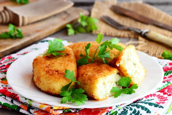 Batatas picantes de couve-flor com recheio de ovos em uma placa branca. rissóis fritos cozidos com legumes cozidos misturados e ovos. Fácil casa receita vegetariana. Estilo rústico. Fechar. — Fotografia de Stock