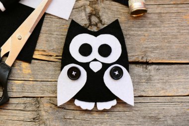 Keçe baykuş süsleme bir vintage ahşap arka plan üzerinde doldurulmuş. Siyah ve beyaz dan çok güzel baykuş süsleme hissettim yapma. DIY projeler hissettim. Üstten Görünüm