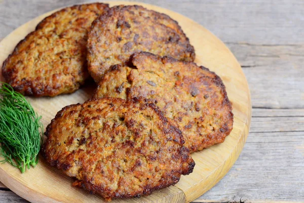 Kip lever schnitzels met groenten. Thuis gebakken kip lever schnitzels op een houten bord. Kip lever voeding. Vintage houten achtergrond. Rustieke stijl. Closeup — Stockfoto