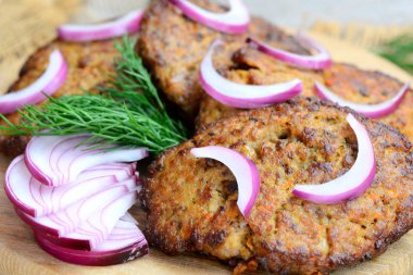 Baharatlı tavuk karaciğer ve sebze krep. Ahşap oyun tahtası kolay kızarmış tavuk karaciğer krep. Ev yapımı tavuk karaciğer tarifi. Portre