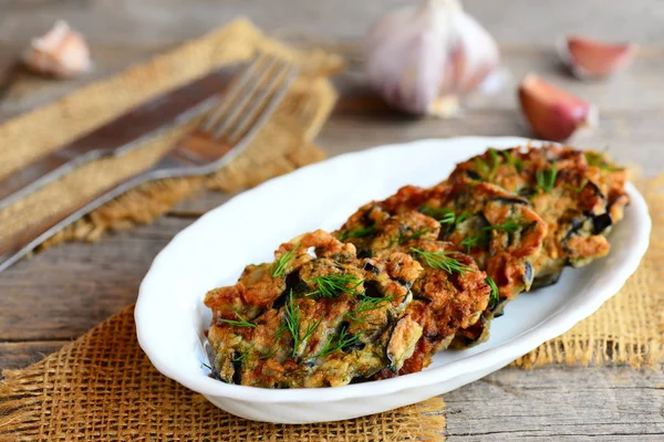 Dereotu ve sarımsak bir beyaz tabak ve vintage ahşap bir masa ile kolay kızarmış patlıcan kızartması. Ev hızlı patlıcanlı börek tarifi. Sebze Gıda portre