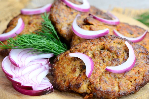 Baharatlı tavuk karaciğer ve sebze krep. Ahşap oyun tahtası kolay kızarmış tavuk karaciğer krep. Ev yapımı tavuk karaciğer tarifi. Portre