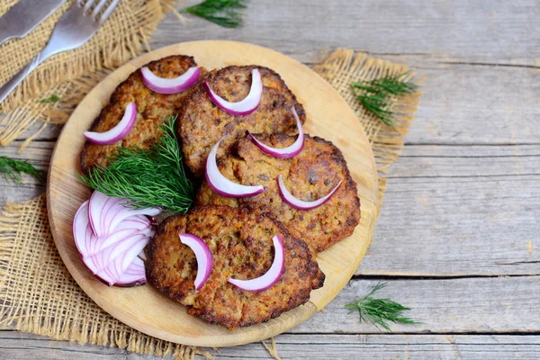 Tavuk karaciğer soğan ve dereotu ile krep. Bir ahşap tahta ve antika arka plan kopya alanı için metin ile kolay kavrulmuş tavuk karaciğer krep. Sağlıklı tavuk karaciğer tarifi