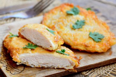 Kolay kızarmış tavuk fotoğraf pirzola. Bir kesme tahtası üzerinde kızarmış tavuk pirzola. Rustik tarzı. Portre