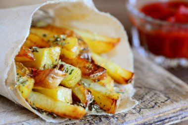 Ev yapımı patates kızartması kahvaltı. Kağıt ve kartonlar, ahşap kızarmış patates dilimlenmiş. Portre