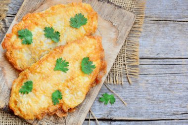 Kızarmış tavuk biftek tarifi. Bir kesme tahtası üzerinde ev tavuk biftek. Hızlı ve kolay tavuk yemek tarifi. Antika ahşap arka plan kopya alanı metin için 