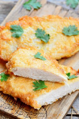 Kızarmış tavuk biftek yumurta meyilli. Ev yapımı tavuk biftek bir ahşap tahta üzerinde. Kolay tavuk fileto tarifi akşam yemeği için. Dikey fotoğraf. Portre