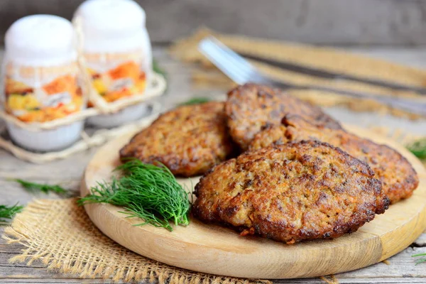 Пряні курячі печінки з овочами. Коричневі смажені курячі печінки на дерев'яній обробній дошці. Ідея рецепту курячої печінки. крупним планом — стокове фото