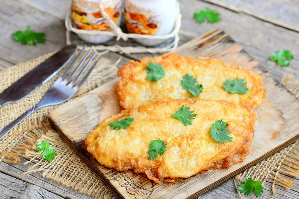 Pechuga de pollo asada en una tabla de cortar. Receta de pollo rápida y fácil para la cena. Fondo de madera vintage. Estilo rústico — Foto de Stock