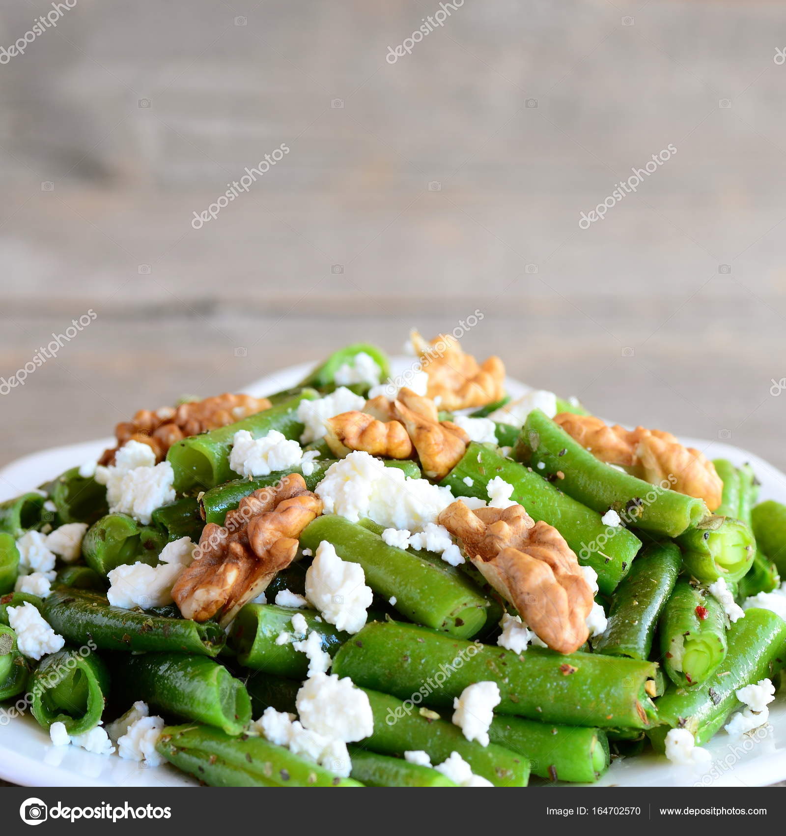 Leicht grüne Bohnen-Salat mit Hüttenkäse und geschälte Walnüsse ...