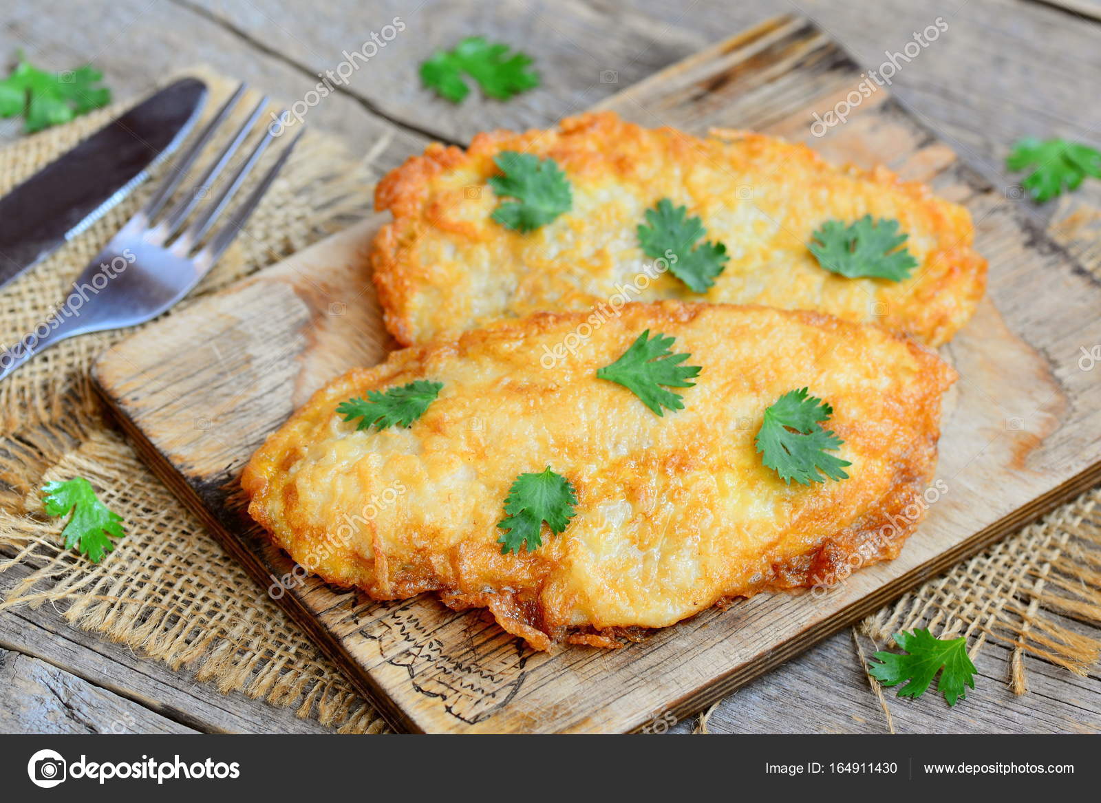 Filé De Frango Frito Em Uma Placa De Corte E Uma Mesa De Filé De Frango Frito Em Uma Placa De Corte E Uma Mesa De