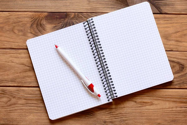 Open paper notebook for writing notes, pen on a office desk. Paper notebook pages with empty copy space for text. Closeup. Top view — Stock Photo, Image