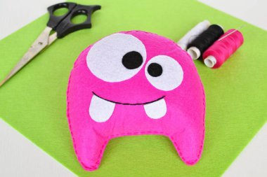 Pembe canavar hissettirdi, el yapımı oyuncak. Pembe keçe canavarı için dikiş seti. Adım adım. Cadılar Bayramı el işi süsleme dersleri. Çocuk fotoğrafları için oyuncak bebek dikiyorum. Cadılar Bayramı el dikme projeleri