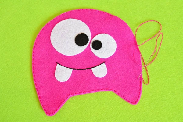 Pembe keçeli canavar için dikiş seti. El yapımı canavar oyuncağı nasıl yapılır? Adım adım. Doldurulmuş canavarlar dikiş dikerler. İçinde talimatlar olan cadılar bayramı el işleri. Çocuklar için cadılar bayramı el sanatları kolay canavar fotoğrafı