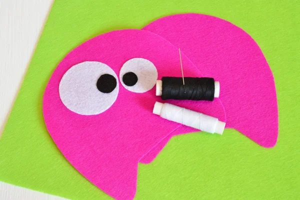 ピンクのフェルトモンスターのための縫製セット-モンスター手作りのおもちゃを作る方法。一歩ずつ。ぬいぐるみモンスターは醜い人形の縫製パターンを死ぬ。子供の就学前の写真のためのかわいいハロウィンモンスタークラフト — ストック写真