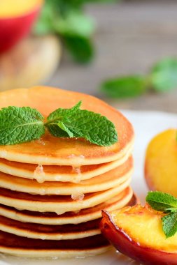 İnce yuvarlak kazık ve nektarin hizmet beyaz tabakta kızarmış dilim börek. Basit ve lezzetli börek tarifi. Portre