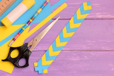 Çocuklar bir ahşap zemin üzerinde yer işareti metin kopyalama yeri olan kağıt. Basit kağıt el sanatları, evde veya okulda. İleti örneği bir masa üzerine. Nasıl kağıt ile basit bir yer işareti yapmak. Üstten Görünüm