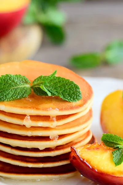 İnce yuvarlak kazık ve nektarin hizmet beyaz tabakta kızarmış dilim börek. Basit ve lezzetli börek tarifi. Portre