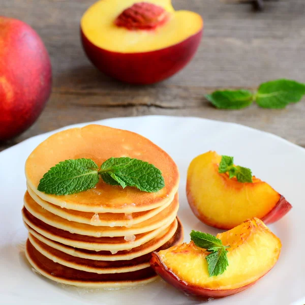 İnce yuvarlak yığını ve nektarin hizmet beyaz tabakta kızarmış dilim börek. Kolay ve lezzetli börek tarifi. Portre