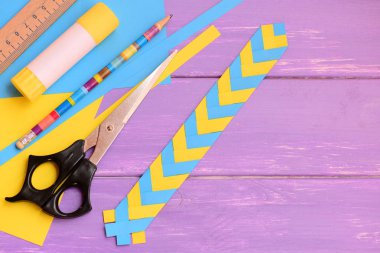 Çocuklar Lila ahşap arka plan üzerinde yer işareti metin kopyalama yeri olan kağıt. Kolay kağıt el sanatları, evde veya okulda. İleti örneği bir tablo. Fikir yapmaya yer işareti. Üstten Görünüm