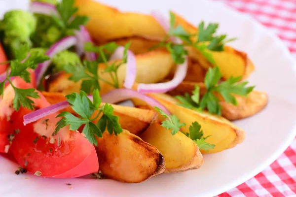 Жареный картофель, вареная брокколи, свежие помидоры со специями, свежая петрушка на белой тарелке. Легкое вегетарианское блюдо Крупный план — стоковое фото