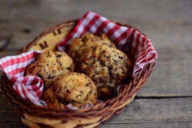 Hasır sepet içinde ev yapımı ceviz kurabiye. Eski ahşap arka plan. Tatlı ceviz hamur işleri fotoğraf. Rustik tarzı