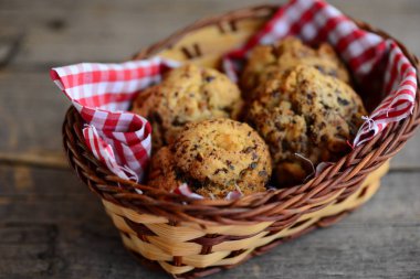 Hasır sepet içinde sağlıklı ceviz kurabiye. Antika ahşap arka plan. Tatlı ceviz kurabiye tarifi. Rustik tarzı