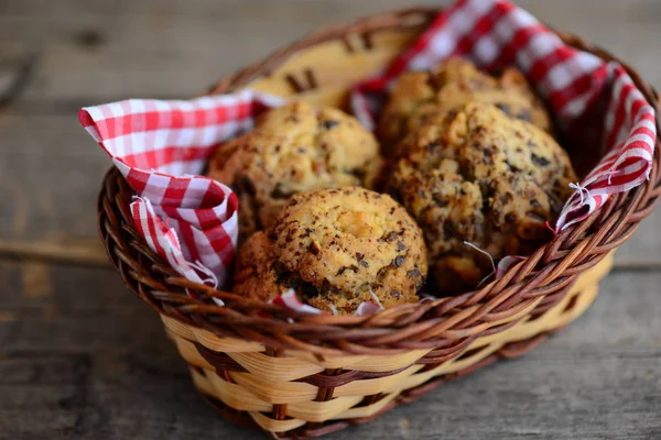 Hasır sepet içinde sağlıklı ceviz kurabiye. Antika ahşap arka plan. Tatlı ceviz kurabiye tarifi. Rustik tarzı