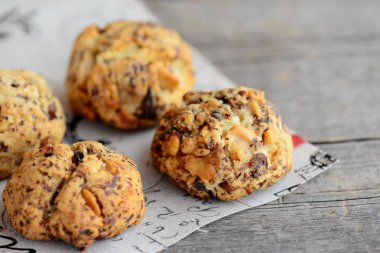 Ahşap arka plan üzerinde ev ceviz bisküvi. Ceviz ile şekerli fırında kurabiye. Portre