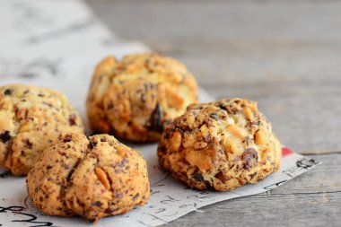 Masa örtüsü ve ahşap arka plan üzerinde ceviz kurabiye kurabiye. Ev pişmiş tatlı hamur işleri. Portre