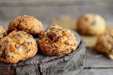 Kurabiye bisküvi ceviz güdük ve ahşap arka plan ile. Ev yapımı pişmiş tatlı hamur işleri fotoğraf. Portre