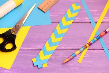 Bir leylak ahşap arka plan mavi ve sarı kağıt imi. Kağıt tasarımı ile basit yer işareti. İleti örneği üzerinde ahşap bir masa ayarla. Portre