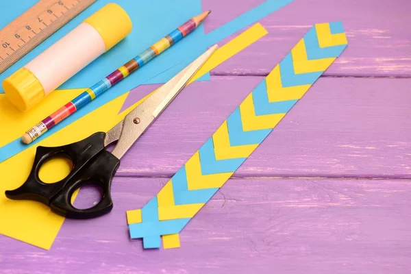 Çocuklar ile metin için boş yer imi leylak ahşap arka plan üzerinde kağıt. Kağıt katlama ile çocuklar için kağıt zanaat. Ahşap bir masa üzerinde ileti örneği. Üstten Görünüm