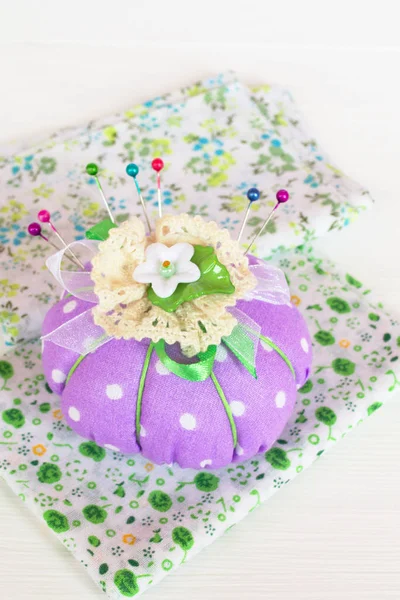 The pin cushion with pieces of cloth — Stock Photo, Image