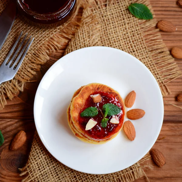 Leckere hausgemachte Quark-Pfannkuchen. leichte Quark-Pfannkuchen mit Beerenmarmelade und Nüssen. Ansicht von oben — Stockfoto