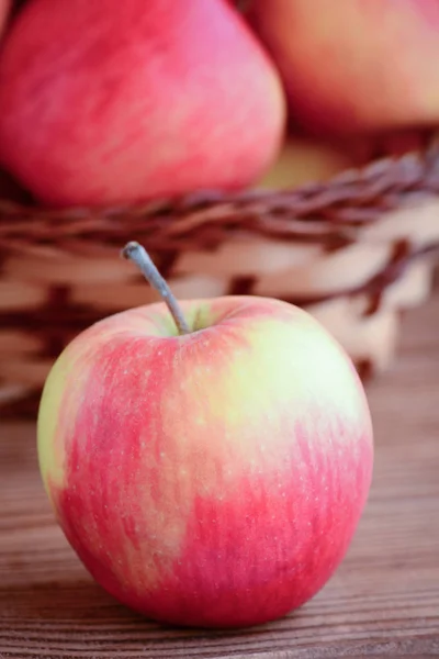 Maçã Uma Mesa Madeira Maçã Num Cesto Sobremesa Frutas Dieta — Fotografia de Stock