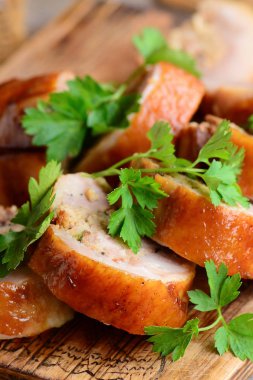 Lezzetli zemin tavuk doldurma ile rulo. Kavrulmuş tavuk dolması bir ahşap tahta üzerinde rulo. Dikey fotoğraf. Doldurulmuş tavuk rulo. Pişmiş tavuk rulo