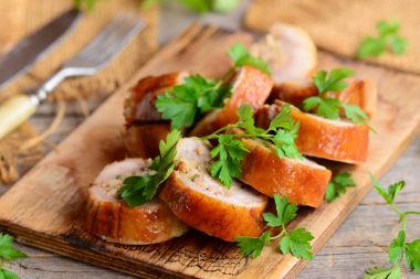 Lezzetli zemin tavuk rulo ile doldurma. Fırında tavuk dolması bir ahşap tahta üzerinde rulo. Ülke stil. Doldurulmuş tavuk rulo. Pişmiş tavuk rulo