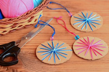 Easy Christmas balls decor. Christmas balls made of old cardboard box and colored cotton yarn. Cheap Christmas home decor paper crafts. Recycled Christmas decoration. Making Christmas crafts from recycled materials. DIY rustic Christmas ball ornament