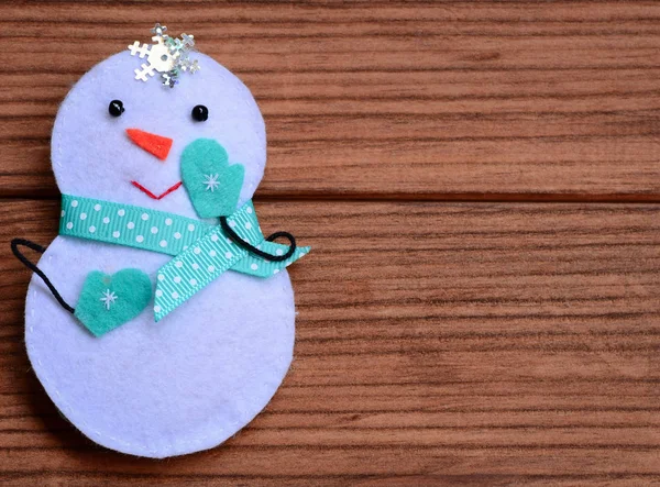 Счастливого Рождественского Фона Симпатичный Рождественский Снеговик Украшение Изолированы Коричневом Деревянном — стоковое фото