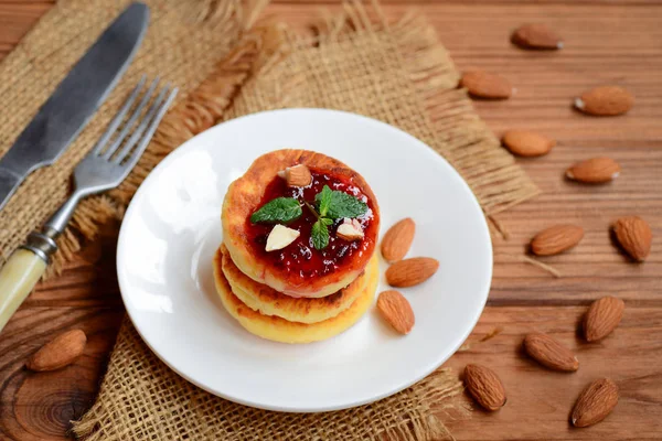 Gebratene Quarkpfannkuchen Mit Beerenmarmelade Mandelnüssen Und Minze Auf Einem Servierten — Stockfoto