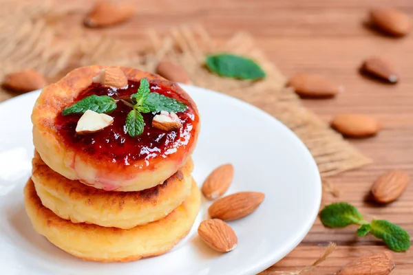 Quark Pfannkuchen Mit Beerenmarmelade Mandelnüssen Und Minze Auf Einem Servierten — Stockfoto