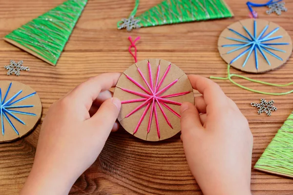 Enfant Tient Décor Boule Noël Dans Ses Mains Enfant Montre — Photo