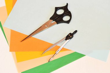 Yaratıcılık için - koymak renkli kağıt, makas, pergel