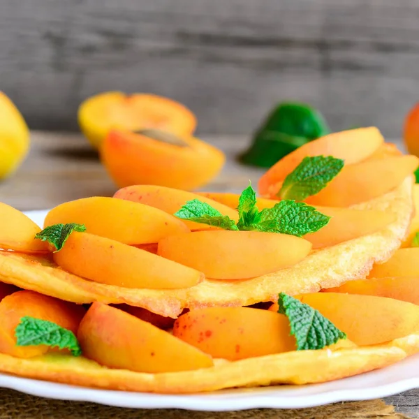 Gemakkelijk Omelet Gevuld Met Verse Abrikozen Plakjes Mint Een Plaat — Stockfoto