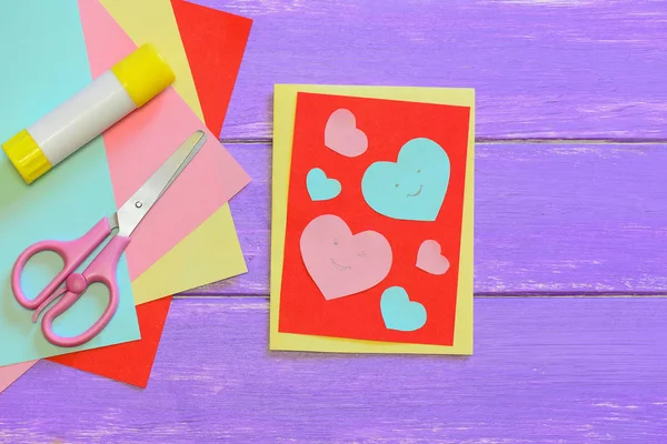 Valentinstagskarte Mit Papierherzen Schere Klebestift Farbigen Papierblättern Auf Holzgrund Kreatives — Stockfoto