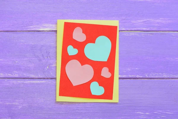 Valentinstag Grußkarte Mit Papierherzen Auf Einem Hölzernen Hintergrund Kreatives Valentinstagsgeschenk — Stockfoto