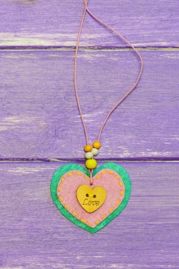 Sevgililer günü takı. Sevgililer günü bir ahşap arka plan üzerinde izole kalp takı hissettim. Şirin hediye anne. Üstten Görünüm. Sevgililer günü kalp mücevher hissettim. Sevgililer günü projeleri hissettim